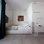 With Small Balcony Apartamento